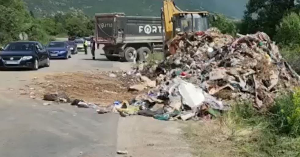 Fatmir Limani bllokon një kamion me mbeturina.. Mbeturinat do të u’a gjuajmë te Komuna.. (VIDEO)