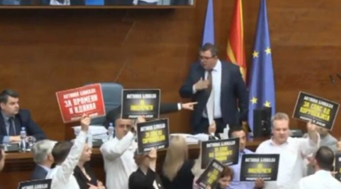 Situatë e tensionuar dhe Kaos në Kuvendin e Maqedonisë.. (VIDEO)
