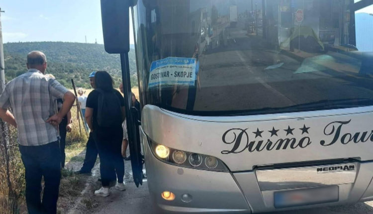 Autobusit të Durmo Tours i plas goma në lëvizje..