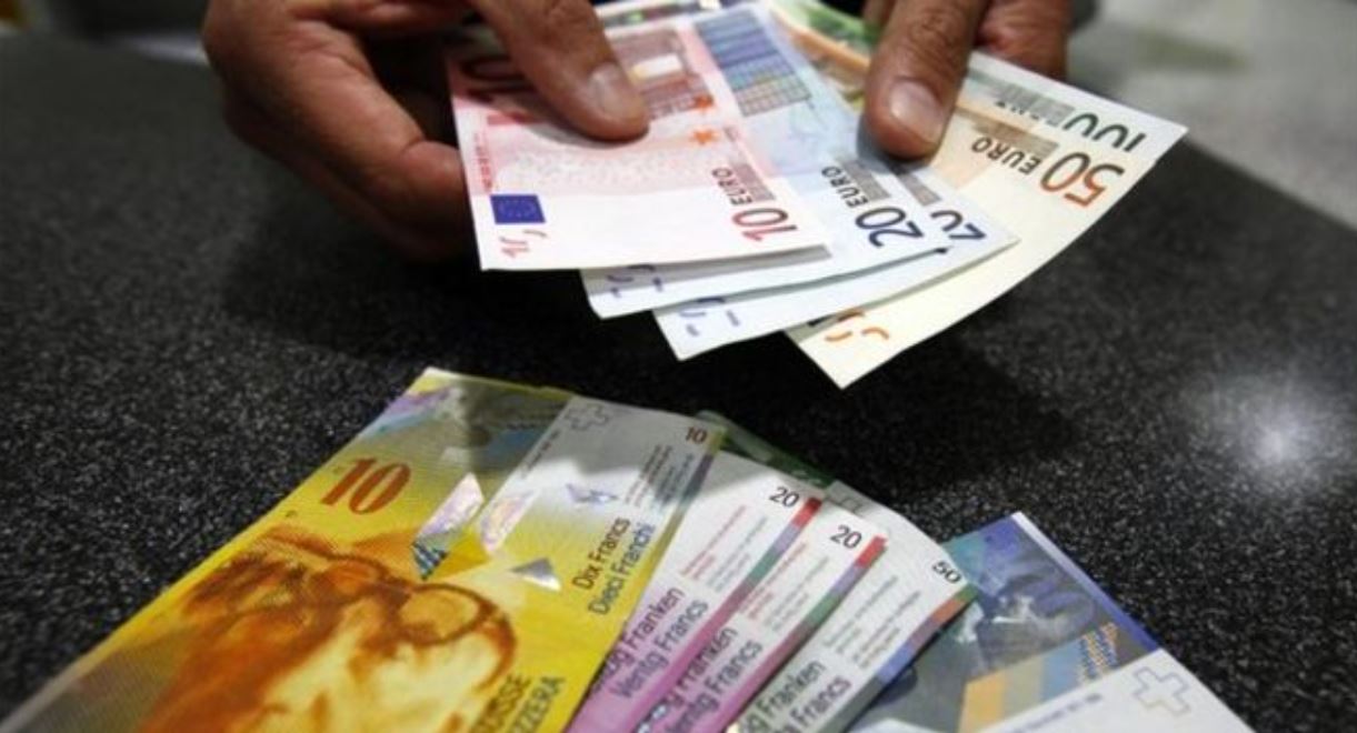 Euro, në rënie të lirë, frangu vazhdon të rritet..