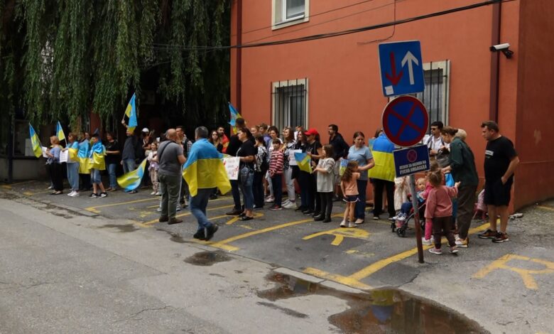 Protestojn Refugjatët e ardhur nga Ukraina ankohen për kushtet në Maqedoni.. (VIDEO)