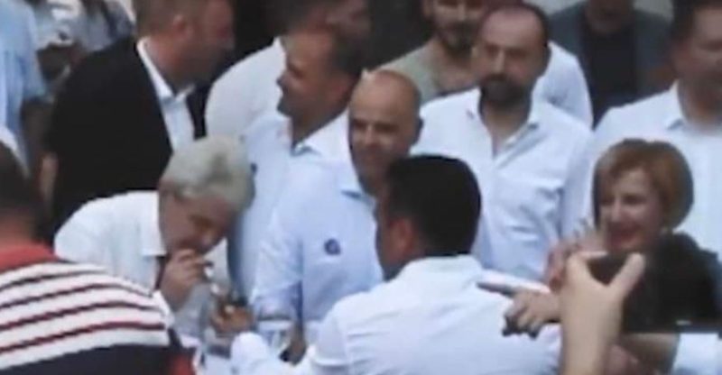 Reagojnë qytetarët: “Zaev ia ndez cigaren Ahmetit, duhet të dihet kush është kush në vend”..