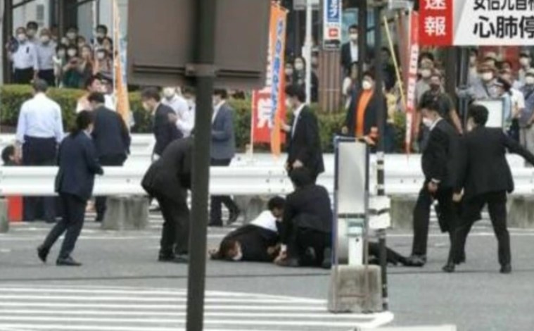 ATENTAT: Qëllohet me armë zjarri ish-kryeministri i Japonisë.. (FOTO)