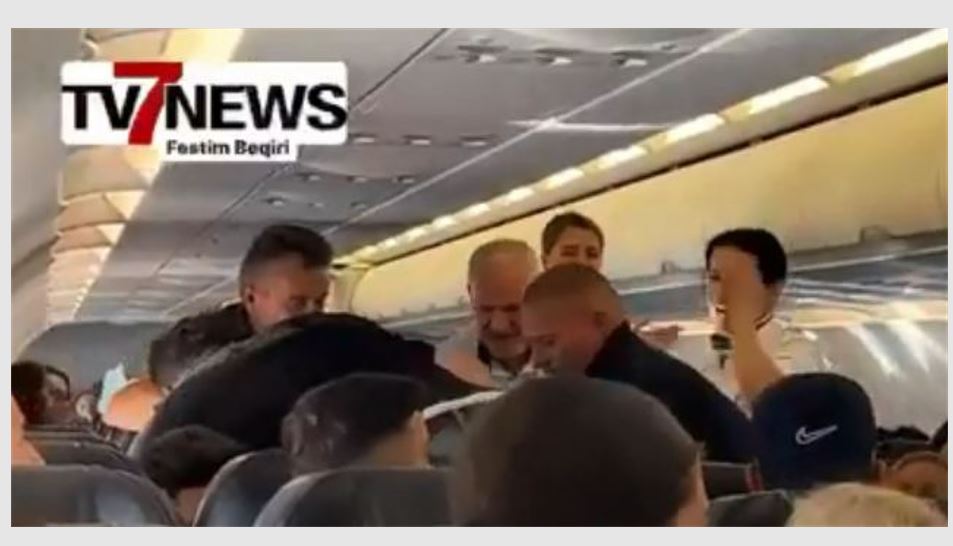 Momenti kur shqiptari e shpëton 17-vjeçarin nga ngufatja në aeroplan..(VIDEO)