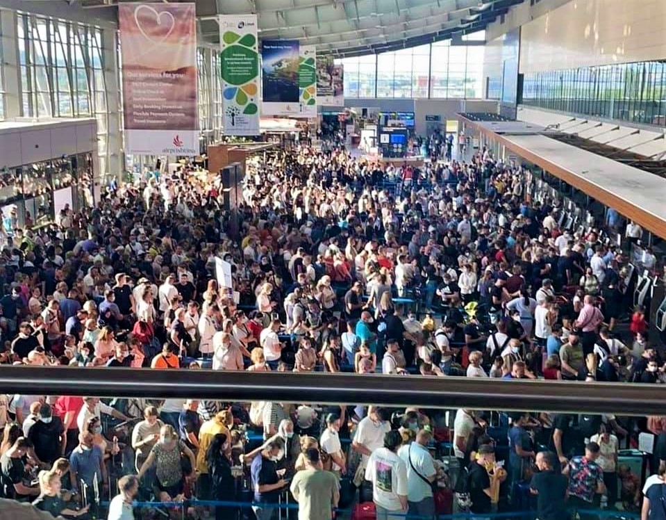 Probleme në aeroportin e Cyrihut, ja çfarë detyrohen të bëjnë udhëtarët..