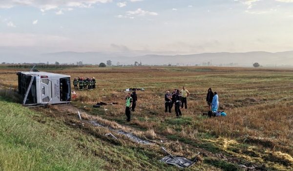 Përmbyset një autobus në Sërbi një i vdekur dhe 24 të lënduar..