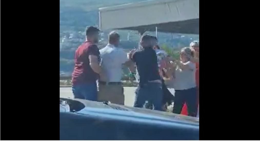 Rrahje mes dy familjeve në kufi të Maqedonisë..(VIDEO)