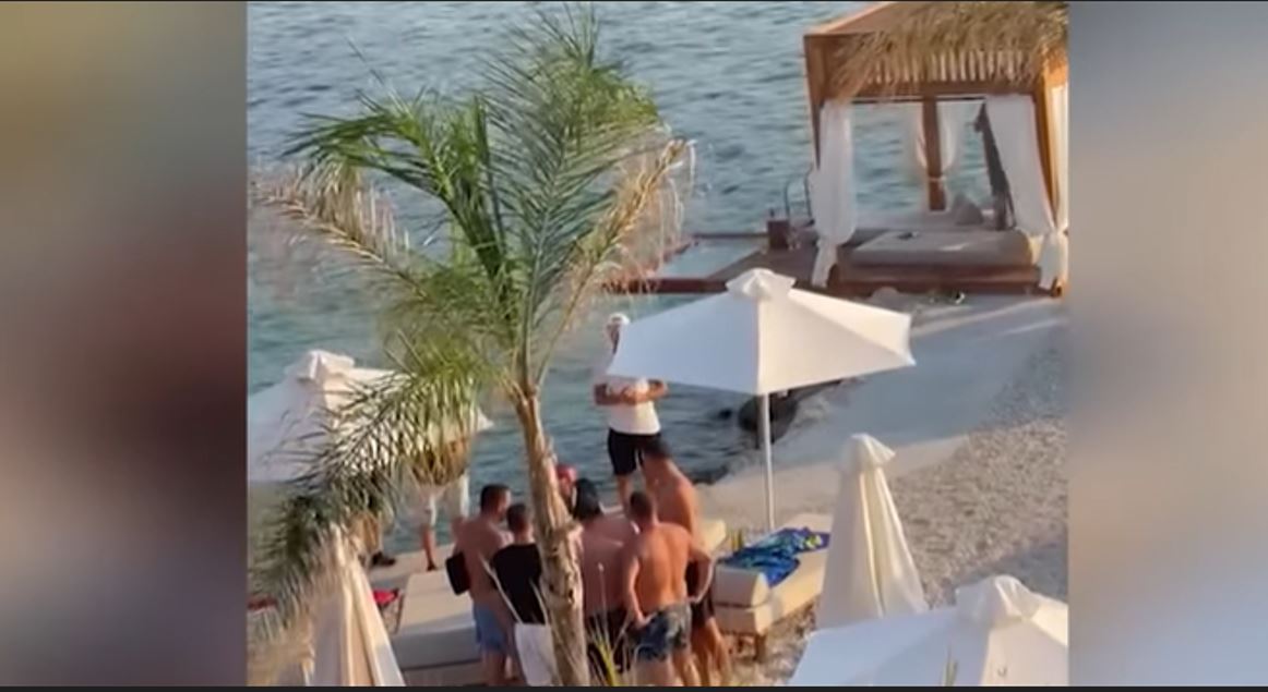 Ua ngacmuan gratë turistave, kërset grushti në Vlorë..(VIDEO)