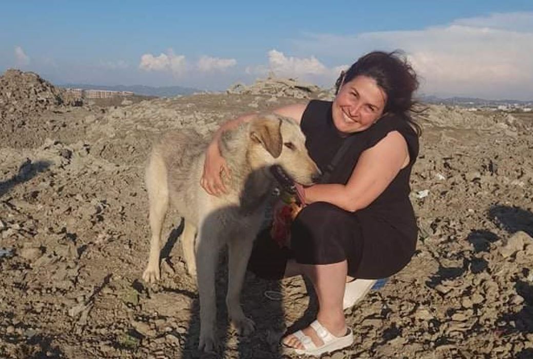 Shqiptarja nga Zvicra që angazhohet për qentë e rrugës në vendlindje..