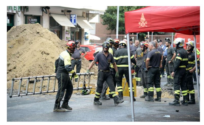 SI NË FILMA: Tentuan grabitjen e bankës duke groposur nën tokë, hajdutët bllokohen në tunel..