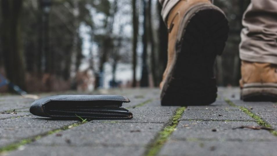 Dua t’i fitoj paratë me djersë! 16-vjeçari gjen portofolin me 6 mijë € dhe e dorëzon..