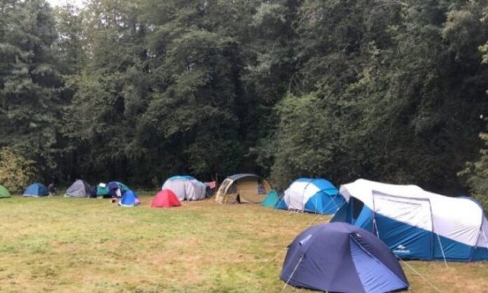 Azilkërkuesit shqiptar, po flenë nëpër tenda, në parqe..(VIDEO)