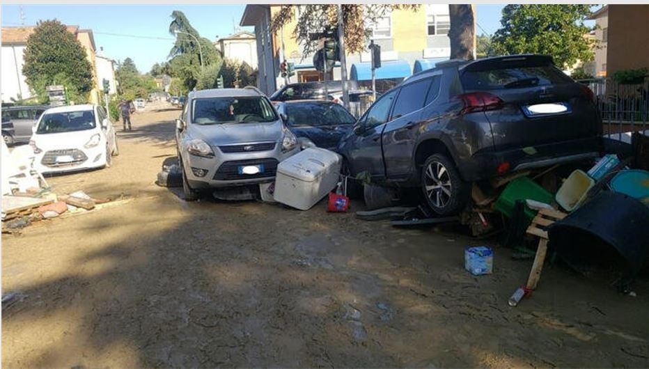 Italia qytetarët ngjiten nëpër drunjë për të shpëtuar nga uji..