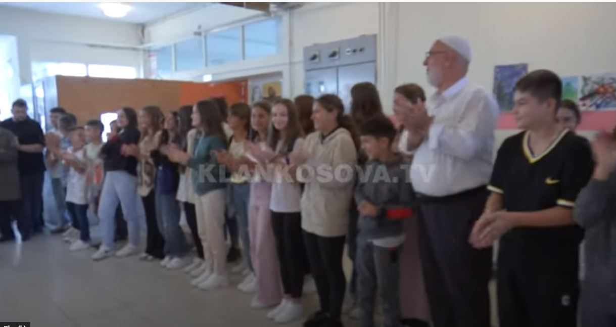 Shqiptarët “këndojnë” himnin serb! Ja pse.. (VIDEO)