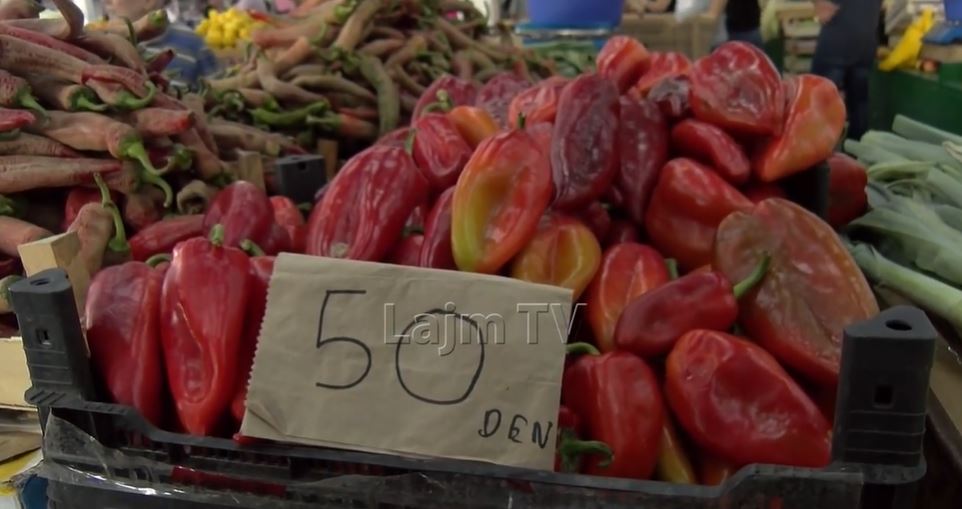 Shitësit ankohen: s’ka blerës! Populli ka ikur gjith jasht..(VIDEO)