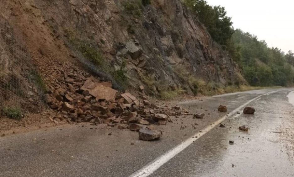 Rrëshqitje dheu në rrugën Demir Hisar Kërçovë..