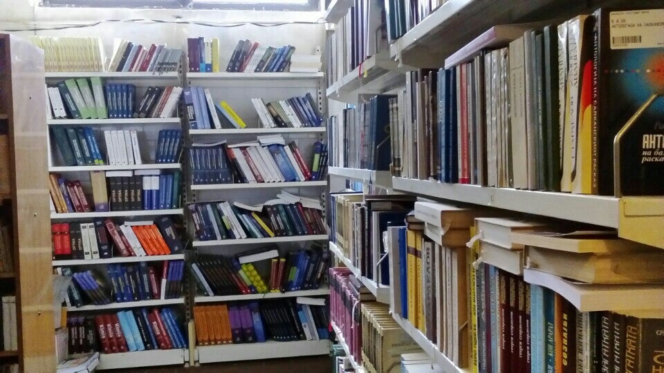 Në qytetin e Kërçovës biblioteka ka shumë literaturë dhe romane..