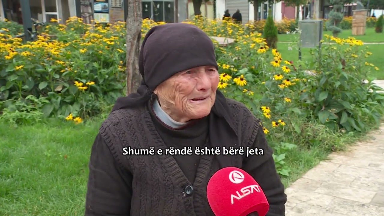 E moshuara, çdo ditë në rrugë për të shitur.. (VIDEO)