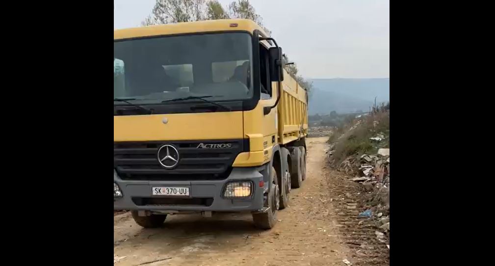 Kërçovari ndalon kamionat me mbeturina..(VIDEO)