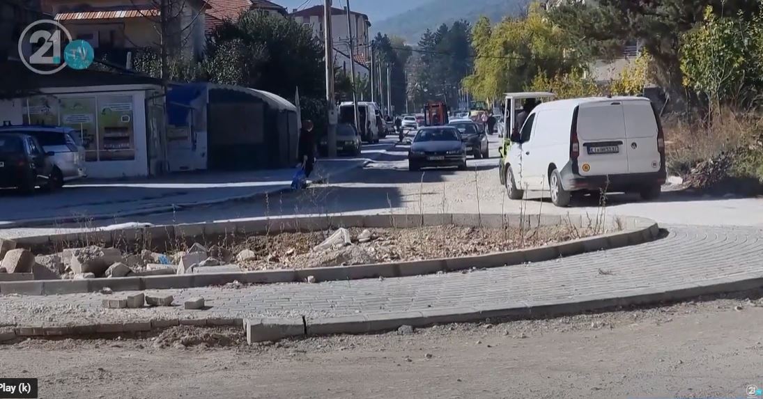 Kërçovë: Rruga para komunës 2 vjet e lënë në gropa..! (VIDEO)