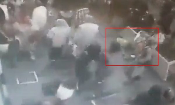 Ky është momenti i shpërthimit të bombës në sheshin Taksim në Stamboll.. (VIDEO)