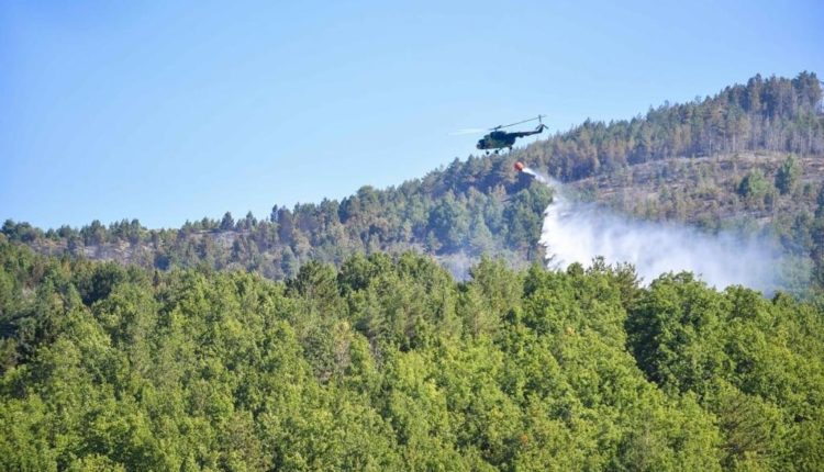 Me helikopter intervenohet në zjarrin mes Pllasnicës dhe Makedonski Brod..