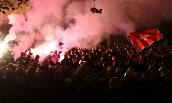 Mal të Zi protestuesit sulmojn deputetët..!