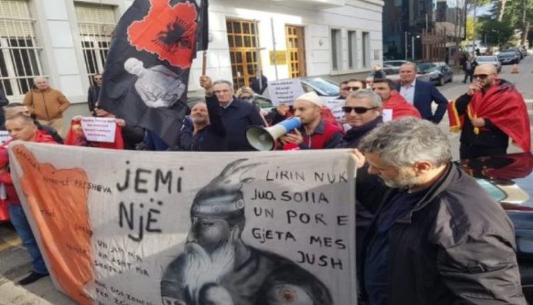 Protestë para ambasadës serbe në Tiranë