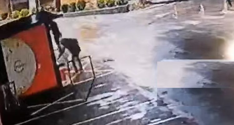 Ja si personat e maskuar u vën bombat bankomateve në Shkup..! (VIDEO)