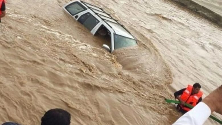 Përmbytje goditën Arabinë Saudite: Uji bart veturat në Mekë.. (VIDEO)