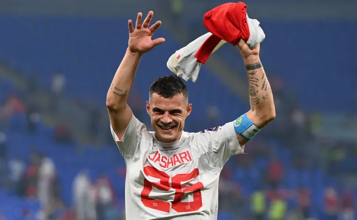 Serbët mbeten me “gisht në gojë”, Xhaka nuk gjobitet, FIFA pranon gjetjen inteligjente të shqiptarit..