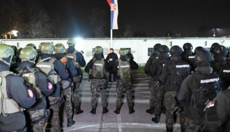 Ministri serb viziton xhandarmërinë jo shumë larg kufirit me Kosovën, flet për gatishmëri luftarake..