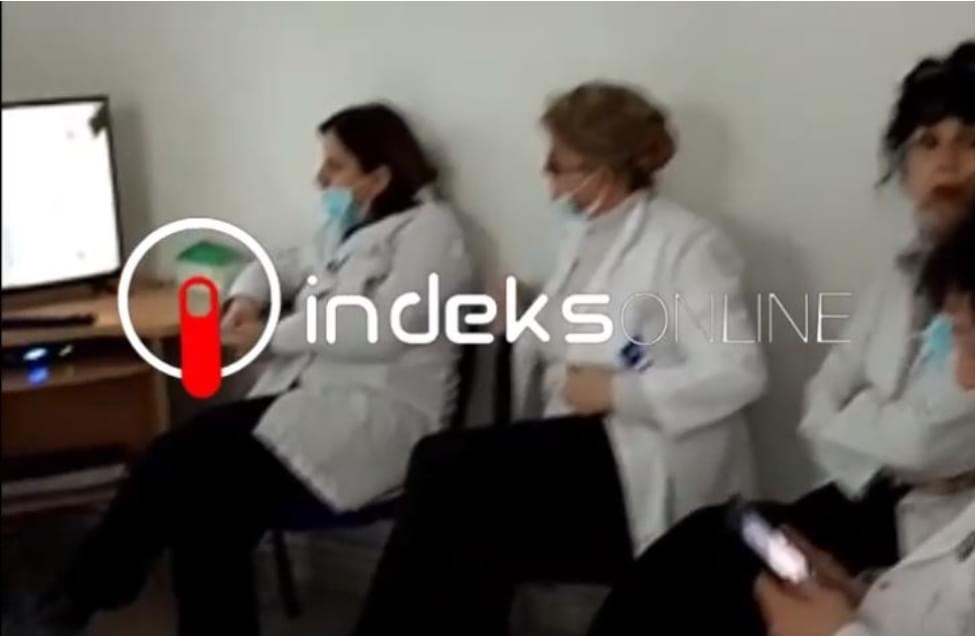 Skandaloze: Stafi mjekësor shikojnë Big Brother, pacientët sillen në korridore..(VIDEO)