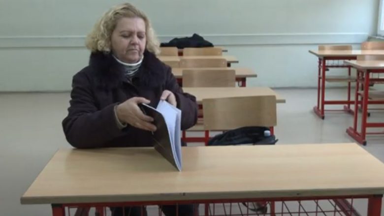 Shqiptarja 54-vjeçarje shkon në klasën e tetë fillore..! (VIDEO)