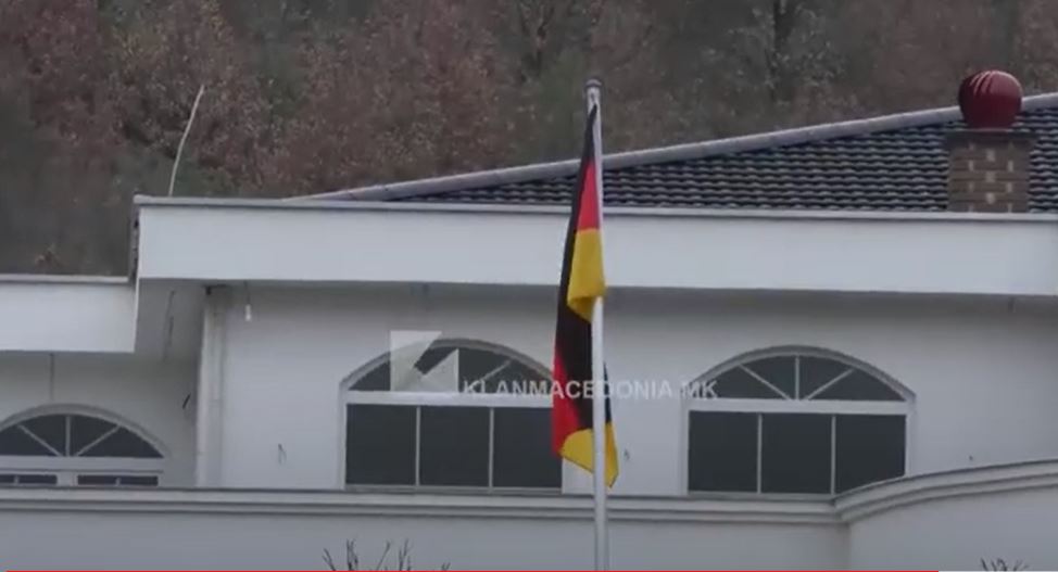 Fshati Radushë vendos flamurin gjerman, a duhet dhe Kërçova ta bëjë të njejtën..? (VIDEO)