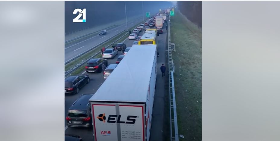 Mërgimtarët mbresin rrugëve pritje deri në 12 orë në pikën kufitare Serbi-Kroaci..