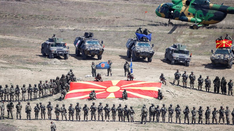 Maqedonia i dhuron Ukrainës 12 helikopterë luftarakë..