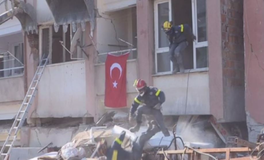 Tjetër tërmet në Turqi, ekipet e shpëtimit dalin të frikësuar nga ndërtesa..(VIDEO)