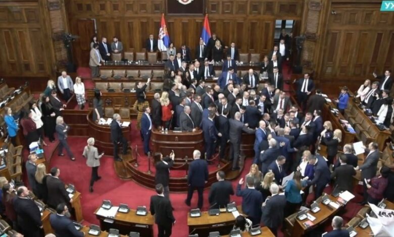 Situatë e tensionuar në Kuvendin e Serbisë, diskutohet për Kosovën..!
