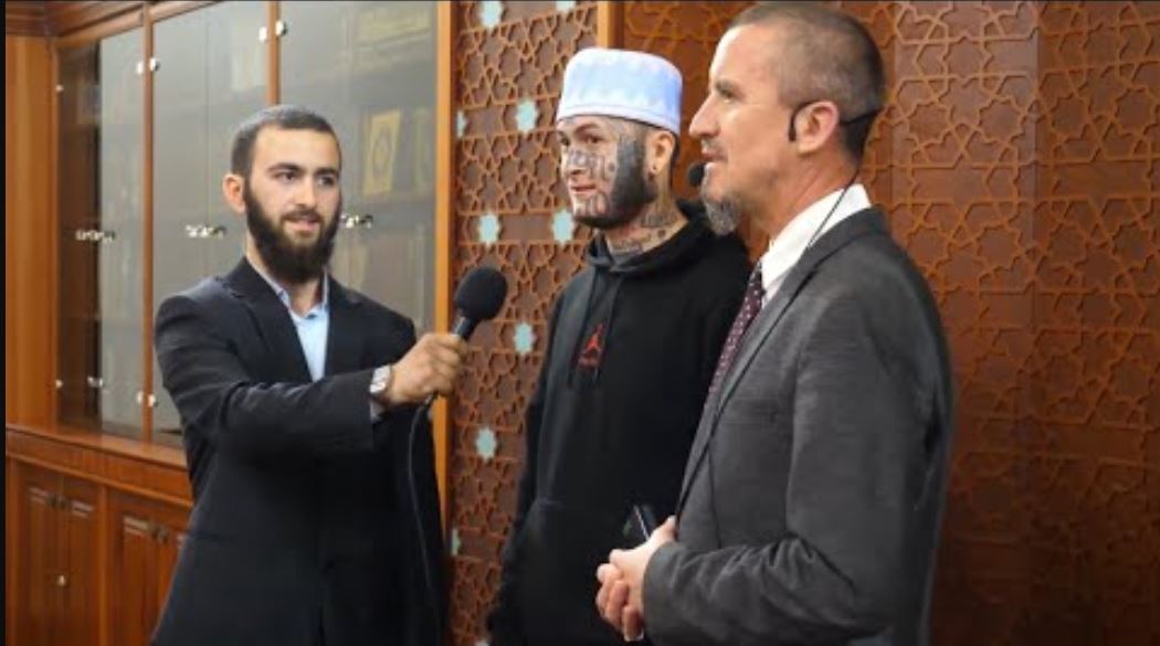 Dua të bëj një jetë të pastër, amerikani konvertohet në mysliman në xhaminë e Tiranës..(VIDEO)
