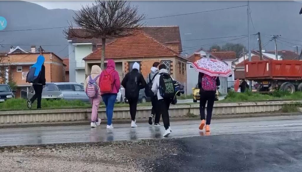 Kërçovë, disa  nxënës udhëtojnë 3 km për në shkollë..! (VIDEO)