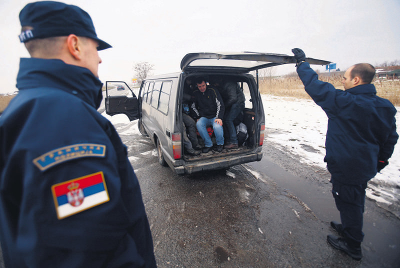 Policia serbe në mënyrën më brutale të mundshme rrah emigrantët..(VIDEO)