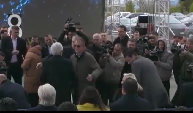 Shkrihen “armiqësitë” politike – Taravari duke e përshëndetur Ahmetin dhe Grubin..(VIDEO)