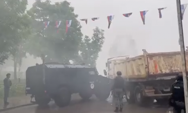 Automjeti i Njësisë Speciale e godet kamionin e vendosur si barrikadë në Leposaviq (VIDEO)