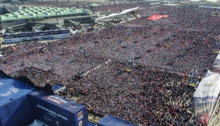 “Mitingu i shekullit”, 1,7 milionë njerëz në tubimin e Erdogan para zgjedhjeve..
