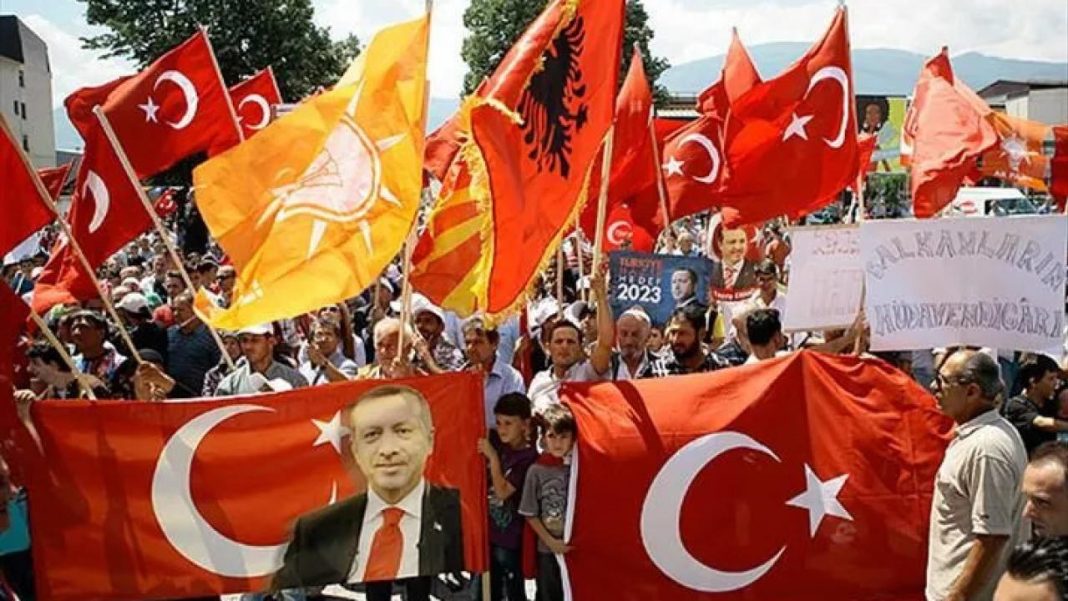 Shqiptaret me flamur e zemër mbeshtesin liderin boteror Erdogan..!