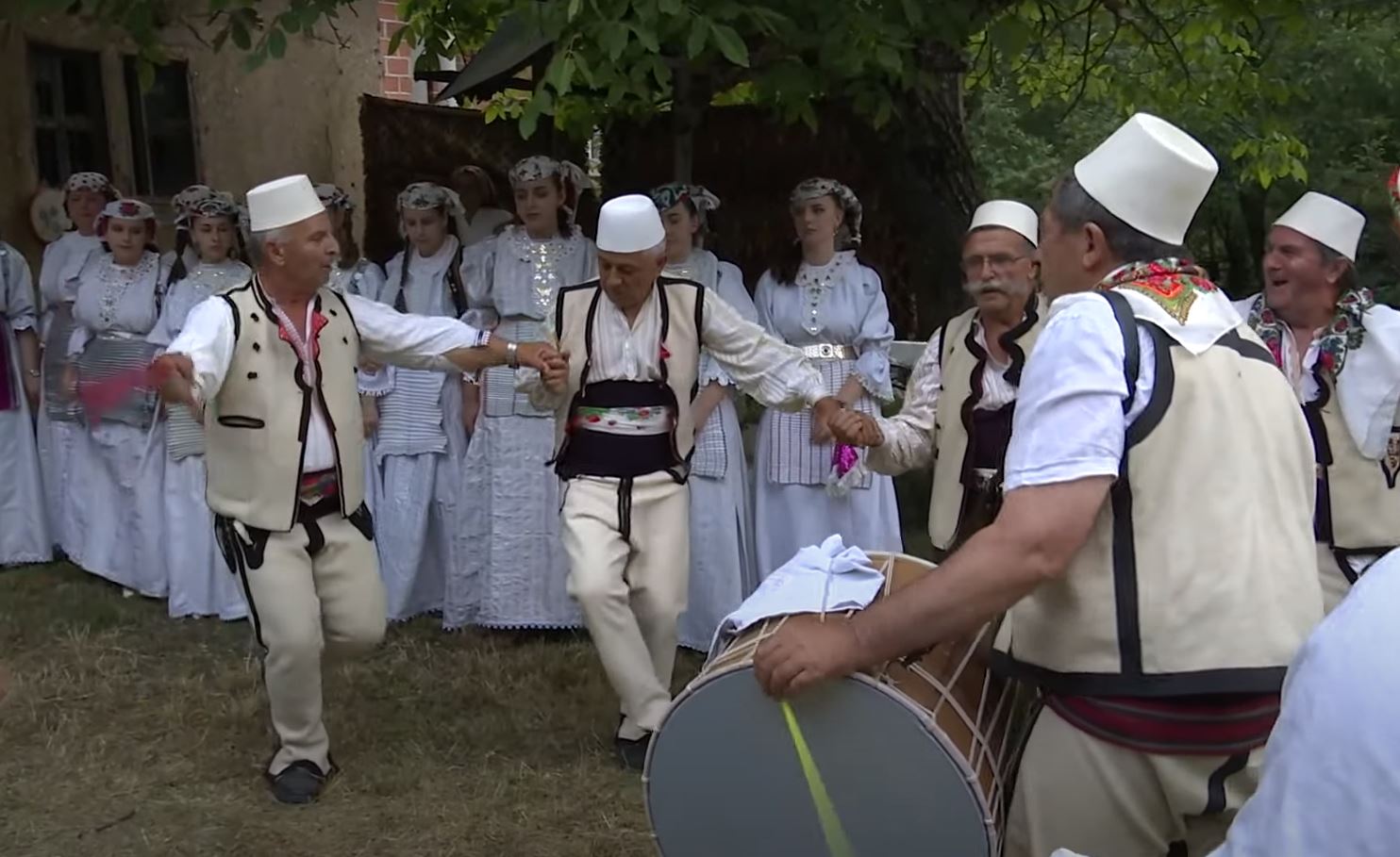 Vallja kërçovare nuk është “Kiçevsko Oro”..