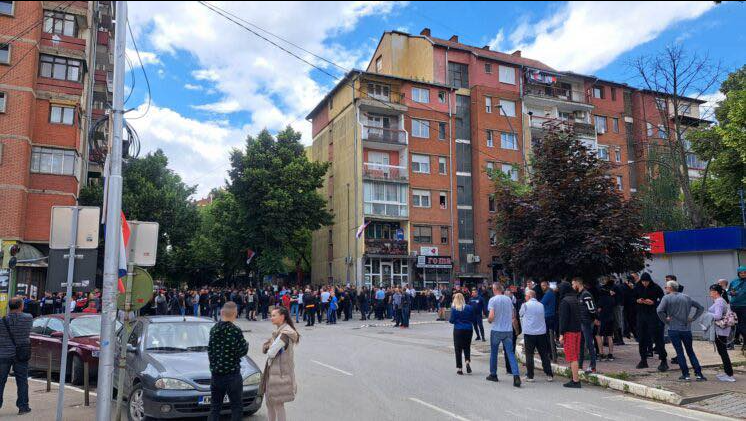 Qindra serbë mblidhen në Mitrovicë të veriut, shumë prej tyre me maska..!