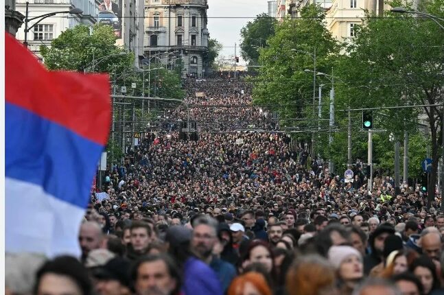 Kërkohet dorëheqja e Vuçiç, opozita mbush rrugët e Beogradit..