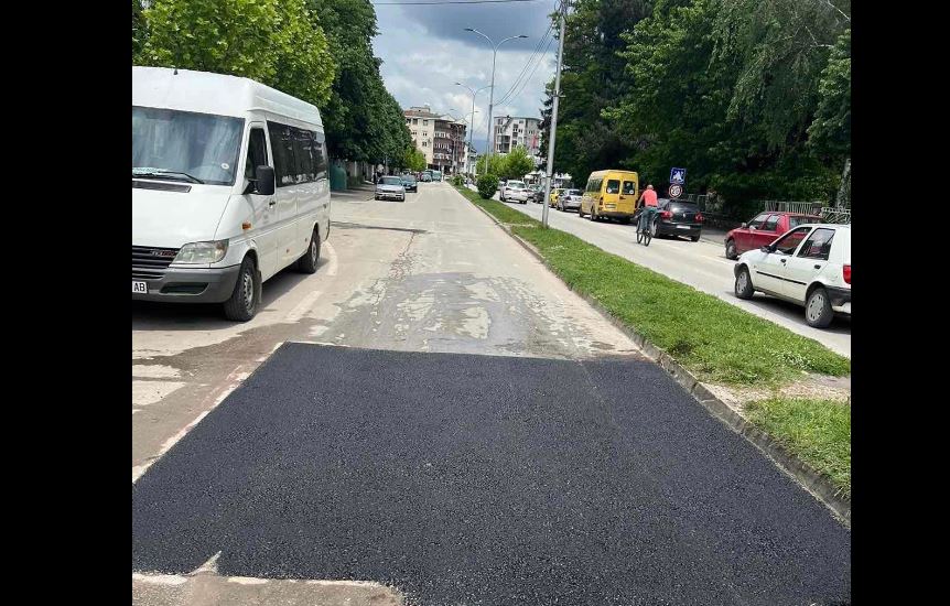 Komuna e Kërçovës nis mbushjen e gropave para sezonit të verës (FOTO)